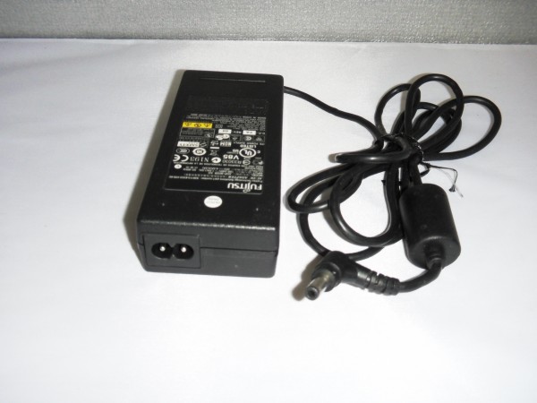 Fujitsu-Siemens Netzteil Ladegerät AC Adapter 90W 20V 4,5A S26113-E533-V55-02 B *42