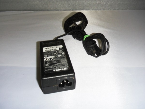 Toshiba Netzteil Ladegerät AC Adapter 65W 19,0V 3,42A PA3714E-1AC3 B *4