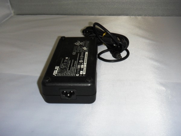 Asus Netzteil Ladegerät AC Adapter 150W 19V 7,70A ADP-150NBD B *12