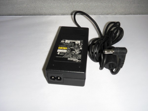 Fujitsu-Siemens Netzteil Ladegerät AC Adapter 90W 20V 4,5A S26113-E518-V55 B *42