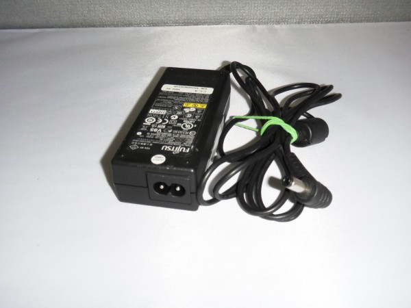 Fujitsu-Siemens Netzteil Ladegerät AC Adapter 65W 20V 3,25A S26113-E557-V55-01 B *43