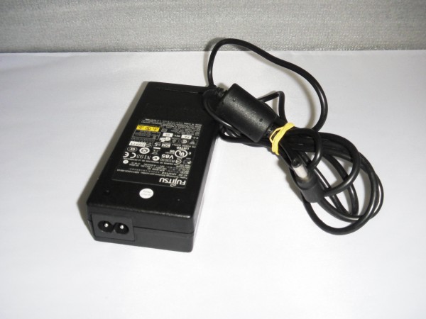 Fujitsu-Siemens Netzteil Ladegerät AC Adapter 90W 20V 4,5A S26113-E533-V55-03 B *42