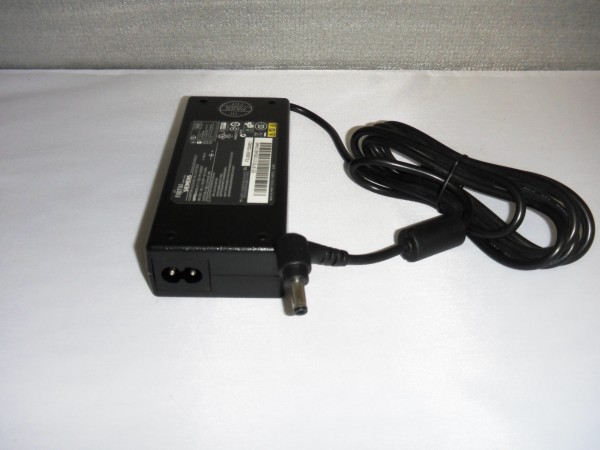 Fujitsu-Siemens Netzteil Ladegerät AC Adapter 90W 20V 4,5A S26113-E518-V75 B *41