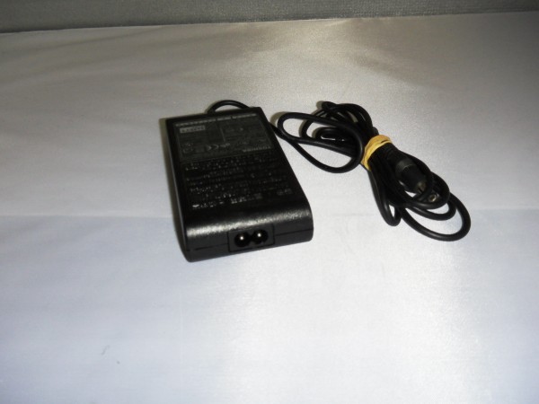 Toshiba Netzteil Ladegerät AC Adapter 75W 15,0V 5,0A PA3083U-1ACA B *4